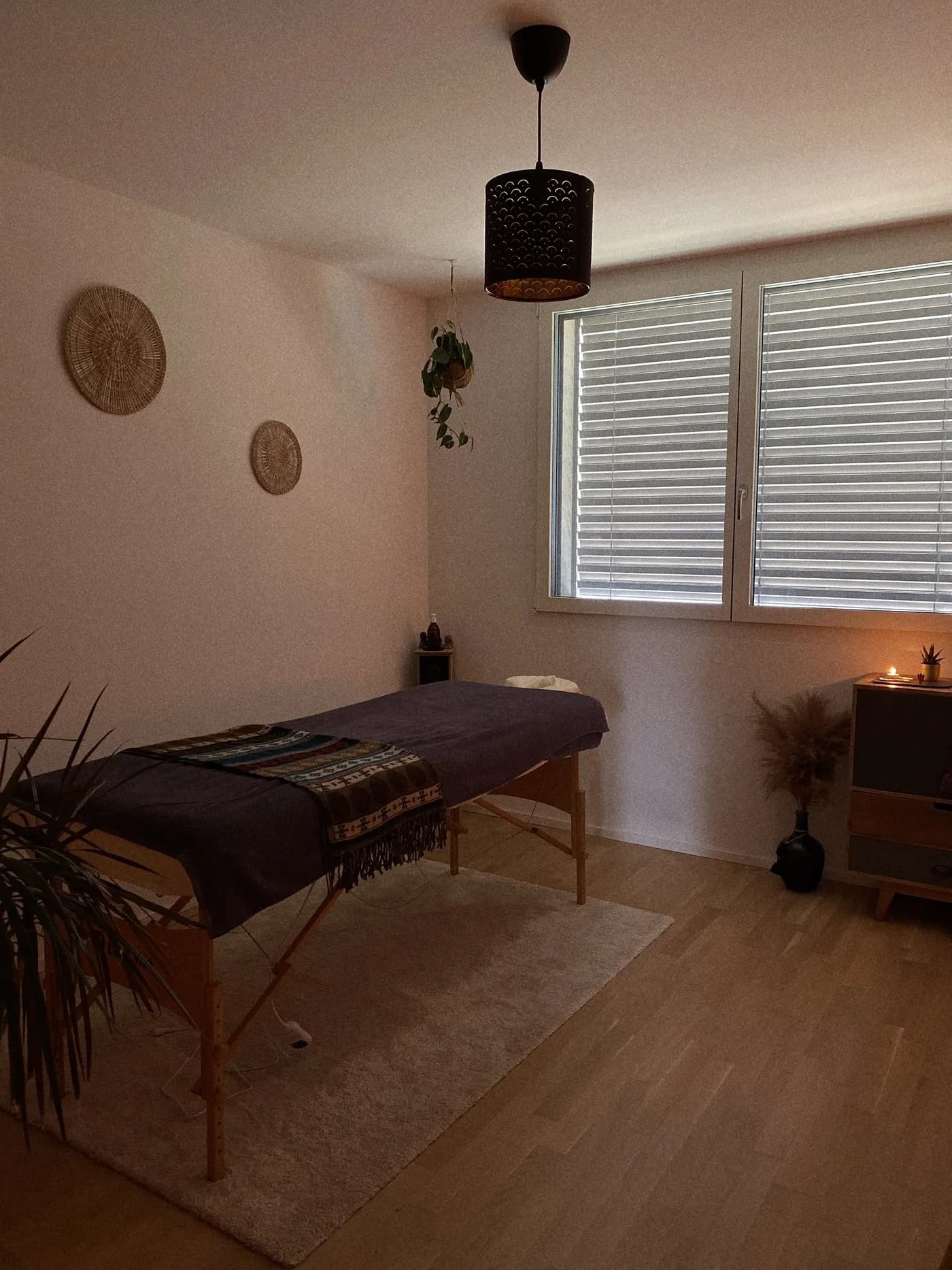 La table de massage du cabinet de Tania, dans une lumière tamisée